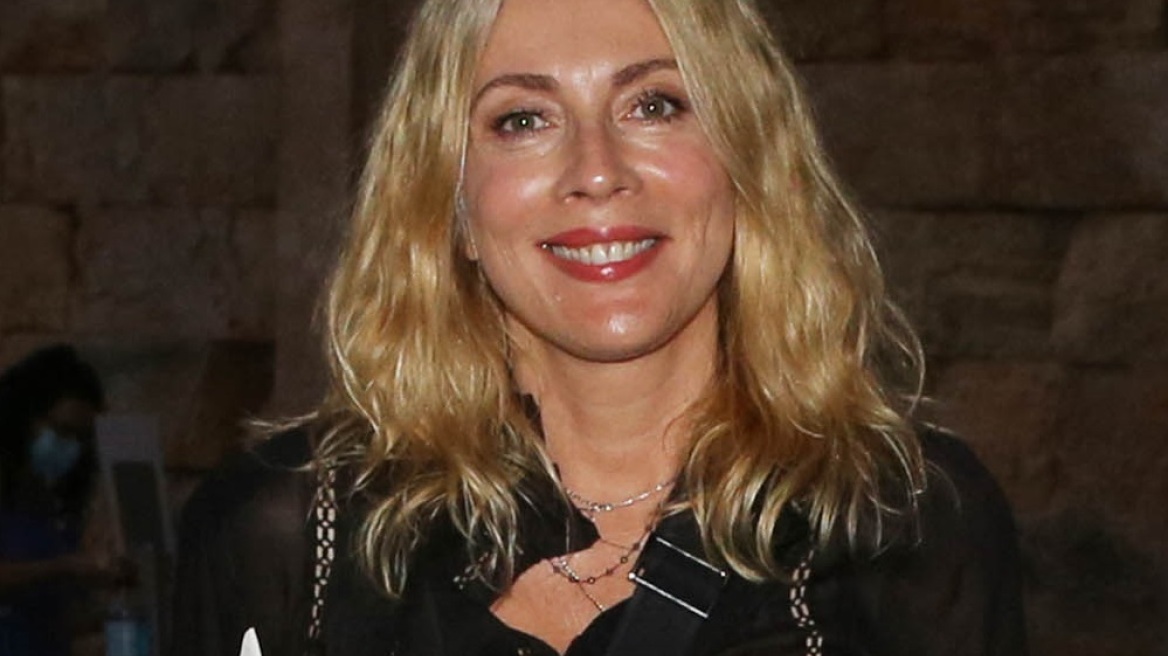 Σμαράγδα Καρύδη: Η κομψή εμφάνιση με maxi φούστα και ημιδιάφανο πουκάμισο