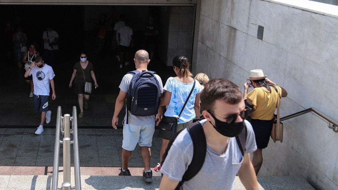 Κορωνοϊός: 404 παραβάσεις χθες για μη χρήση μάσκας 