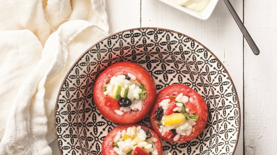 Ντομάτες γεμιστές με ρυζοσαλάτα