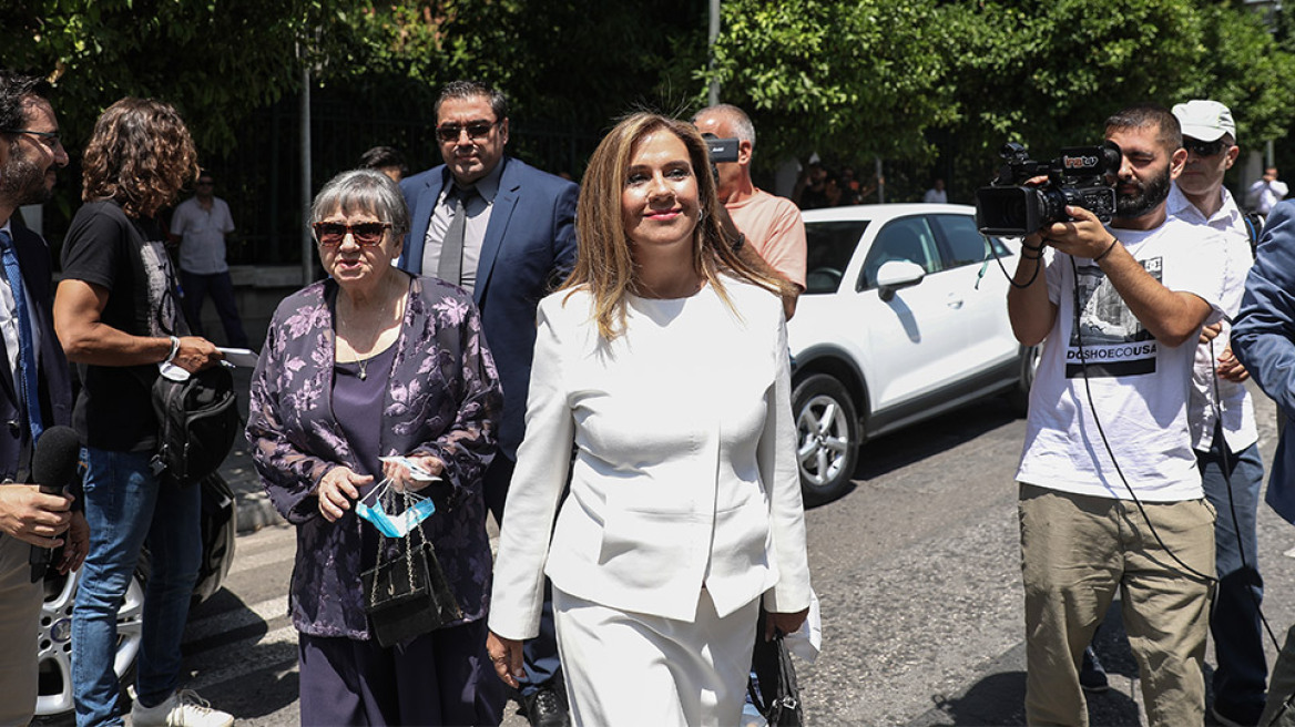 Ορκωμοσία των νέων υπουργών: Τα λευκά της Ζωής Ράπτη, οι μάσκες και ο... Άδωνις Γεωργιάδης