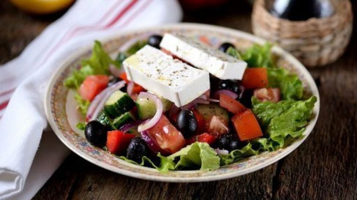 Η χωριάτικη σαλάτα «βασίλισσα» στην Covid εποχή