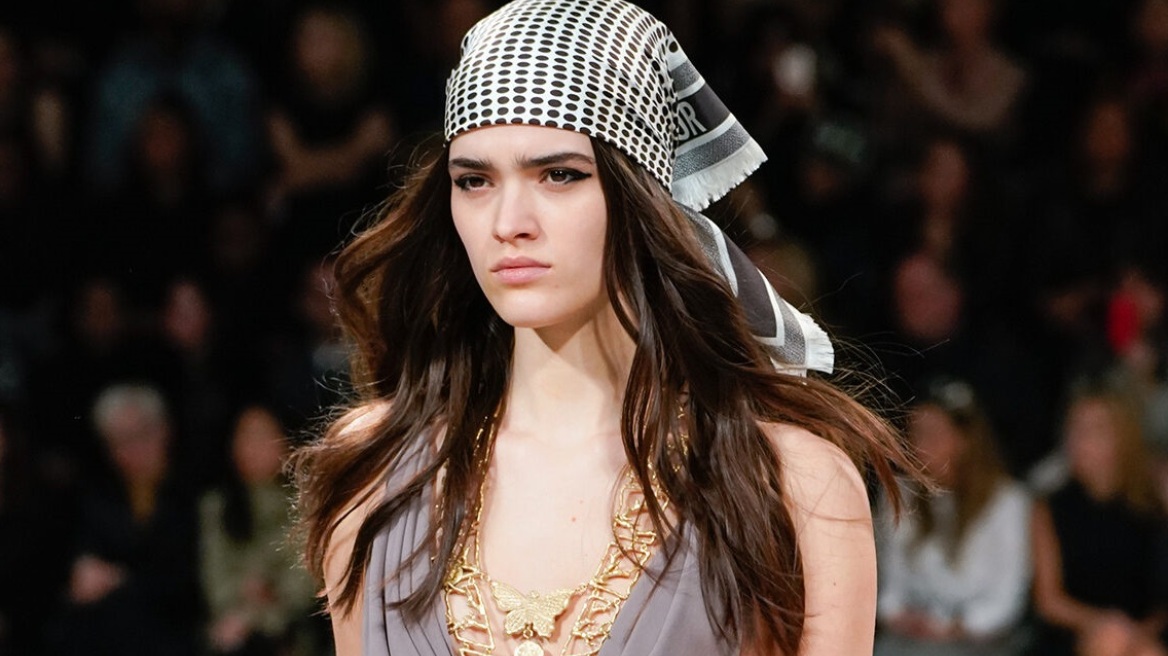 Γιατί η μπαντάνα είναι το αξεσουάρ του καλοκαιριού