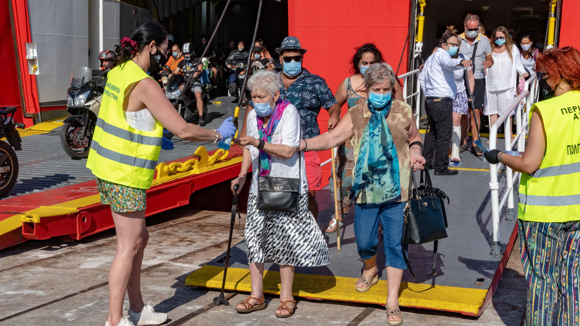 Κορωνοϊός - Περιφέρεια Αττικής: Πάνω από 400 έλεγχοι σε εκδρομείς και λιμενικούς στο λιμάνι του Πειραιά