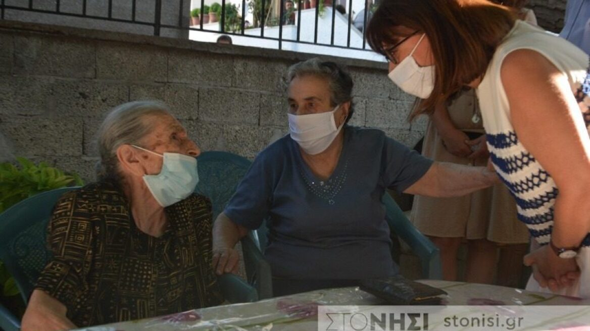 Η Πρόεδρος της Δημοκρατίας με τις «γιαγιάδες της αλληλεγγύης» στη Μυτιλήνη