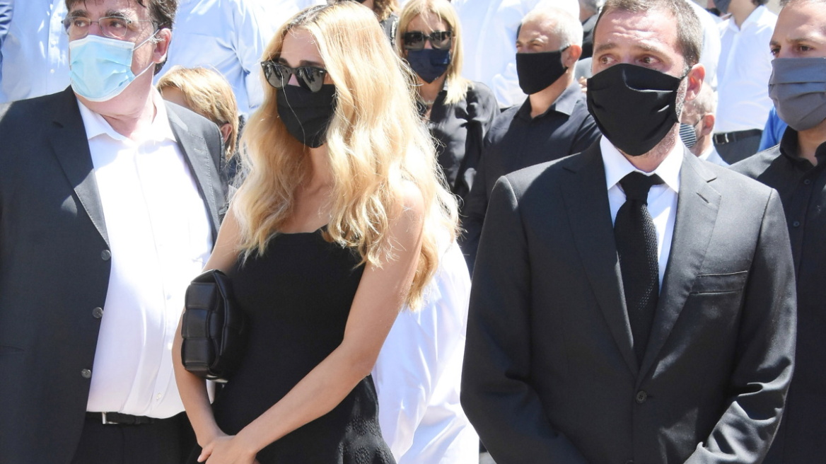 Συγκινημένη η Δούκισσα Νομικού στην κηδεία του πεθερού της, Σάββα Θεοδωρίδη