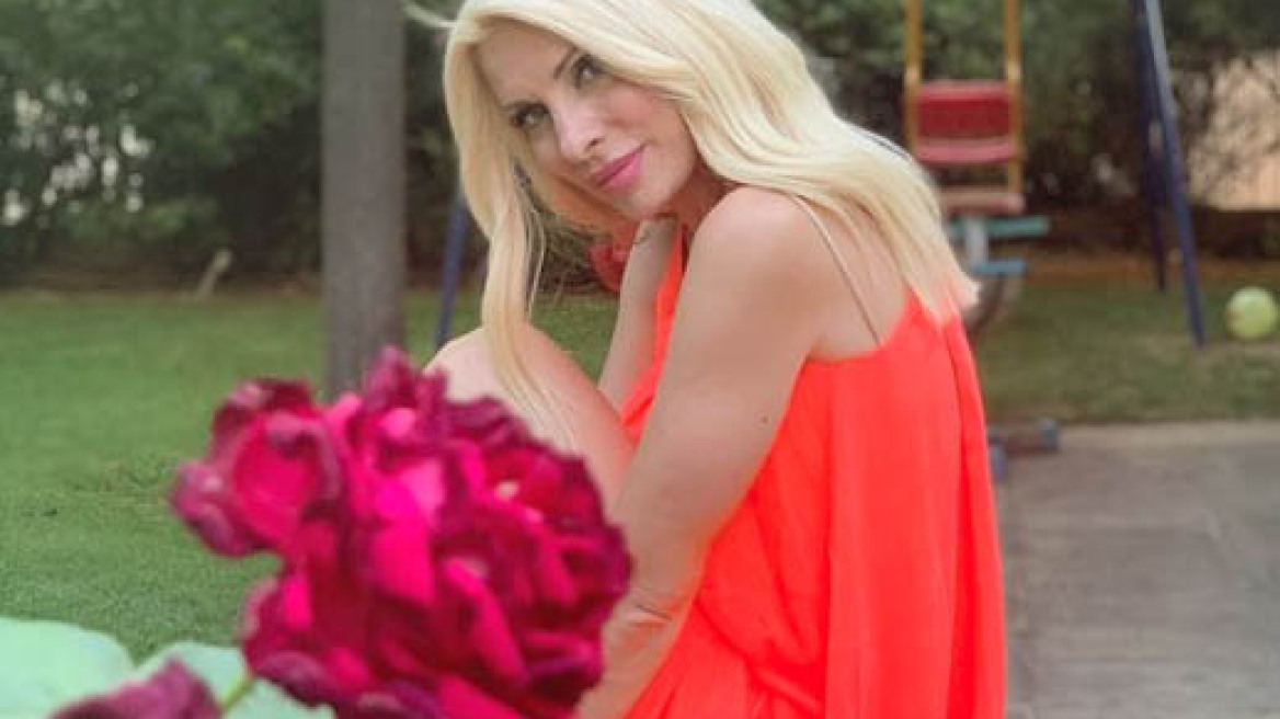 Η Ελένη Μενεγάκη απολαμβάνει τον ήλιο με το πιο πολύχρωμο μπικίνι