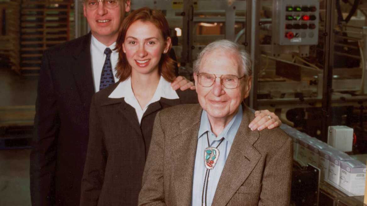 Ποιοι πλουτίζουν όταν εσείς αγοράζετε αντισηπτικά