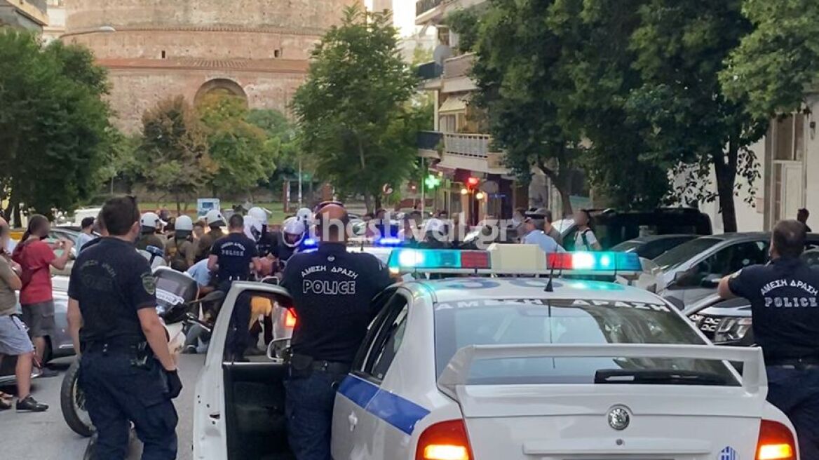 Θεσσαλονίκη: Κούρδοι διαδηλωτές έκαψαν αφίσα με το πρόσωπο του Ερντογάν