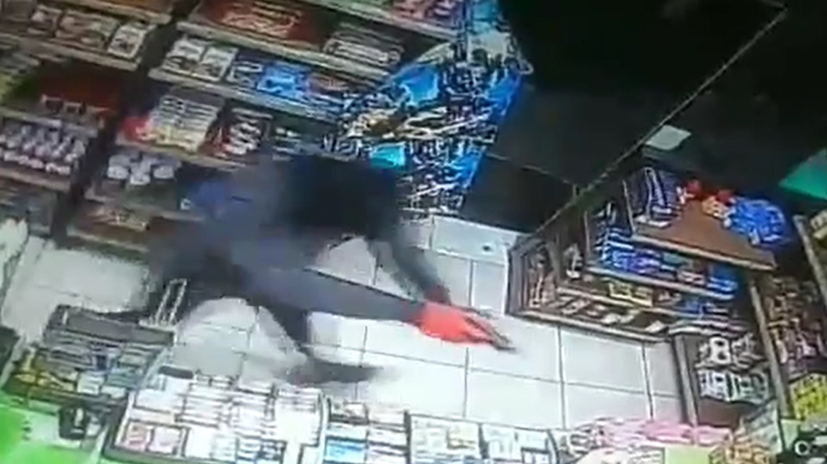 Θεσσαλονίκη: Βίντεο-ντοκουμέντο - Αδίστακτοι ληστές μπούκαραν με όπλα σε ψιλικατζίδικο