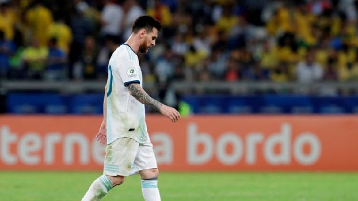 Η viral φωτογραφία του πιτσιρικά που περίμενε θλιμμένος τον Μέσι