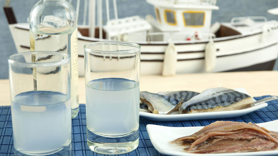 Ούζo: Πώς να το πιεις και πώς να το… μαγειρέψεις!