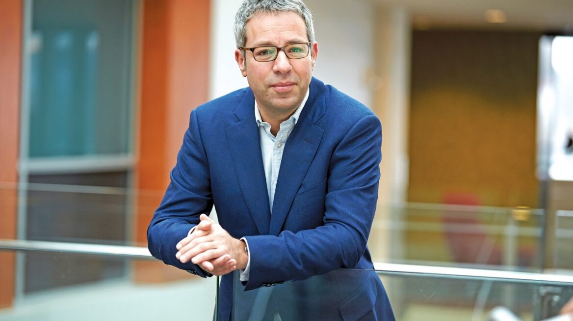 Ο Έλληνας επιστήμονας που πολεμά τον Κορωνοϊό