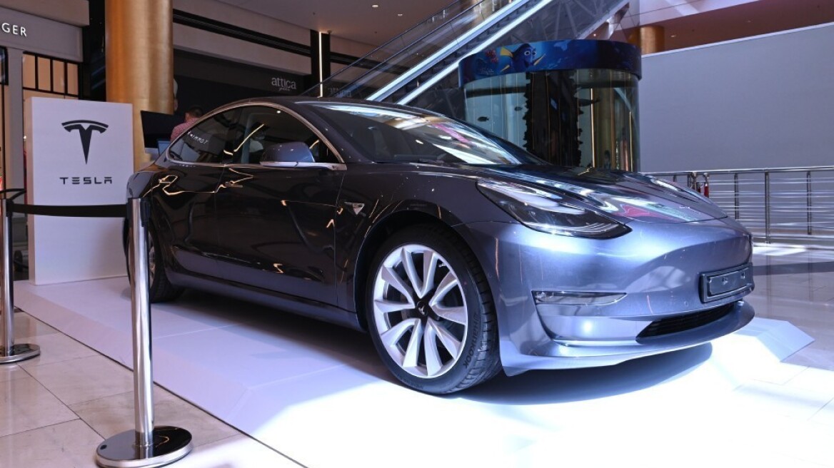 Video: Δείτε την πρώτη έκθεση της Tesla στην Ελλάδα