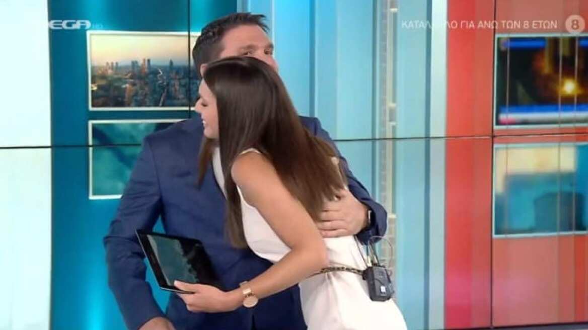 Δημοσιογράφος πέφτει συγκινημένη στην αγκαλιά του συμπαρουσιαστή της - Δείτε βίντεο