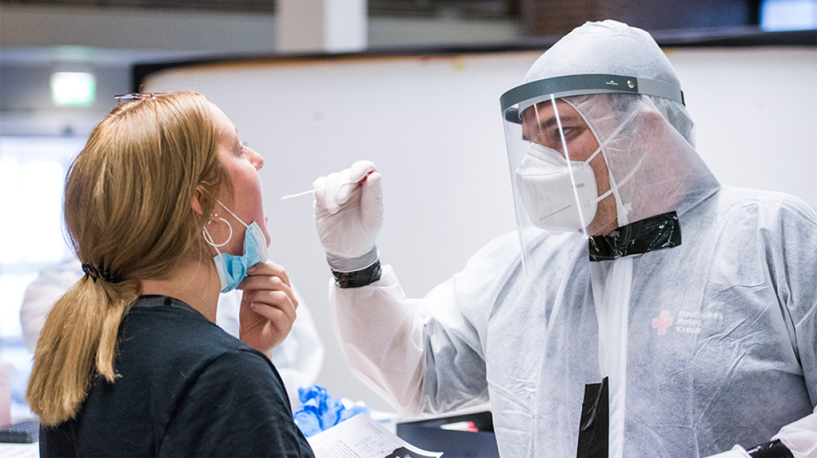 Daily Mail: Γιατί η Βρετανία δεν προσφέρει τεστ κορωνοϊού στα αεροδρόμια;