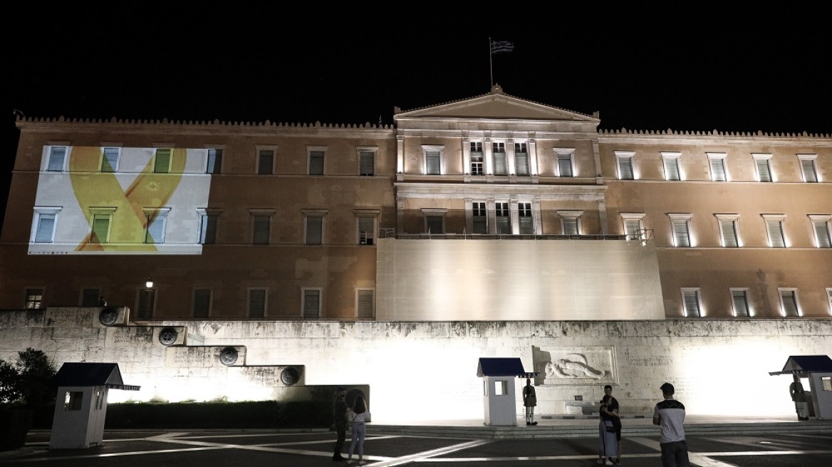 Με την «Χρυσή Κορδέλα» φωταγωγήθηκε η Βουλή (Φωτογραφίες)