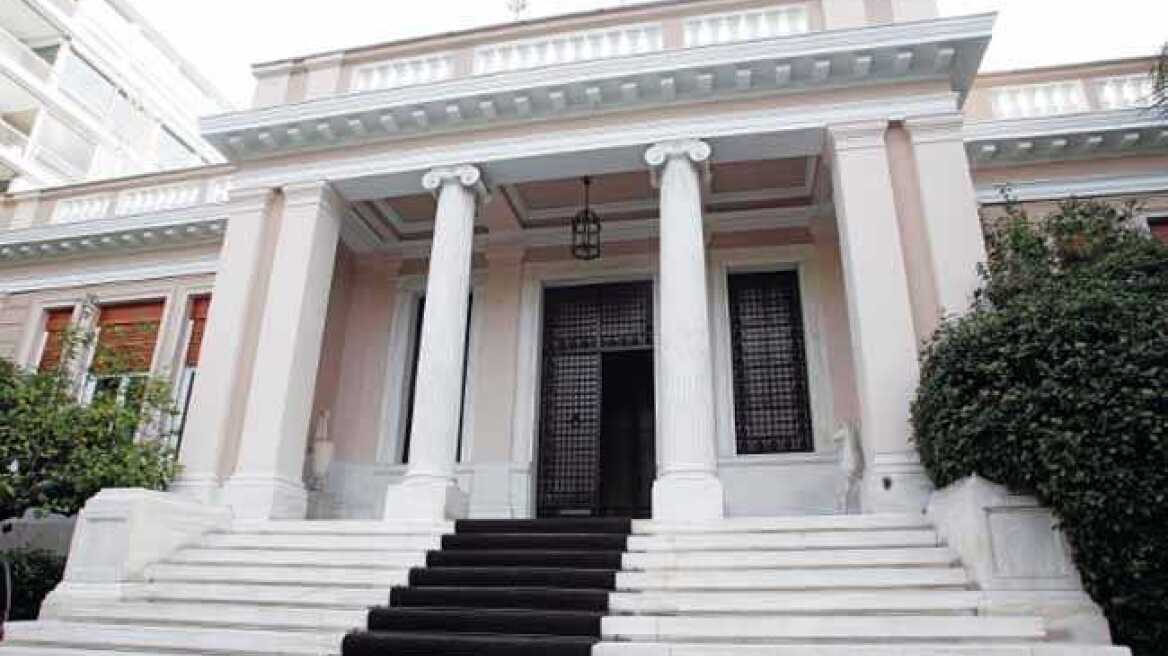 Κυβερνητικοί κύκλοι: Ο ΣΥΡΙΖΑ αμήχανος συνεχίζει τα «ναι μεν, αλλά» για τον εμβολιασμό