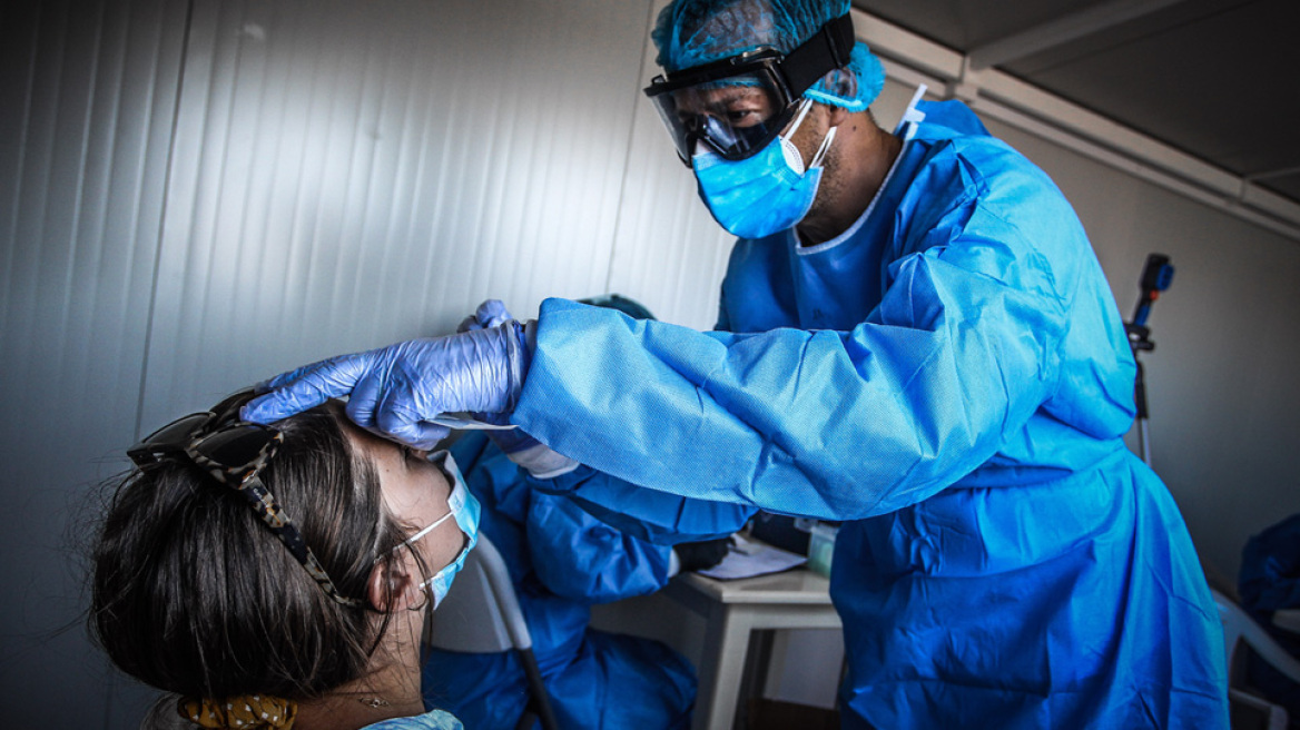 Αυξάνονται οι εισαγωγές στα νοσοκομεία και οι διασωληνώσεις - Έκρηξη κρουσμάτων σε αλλοδαπούς από το κέντρο της Αθήνας