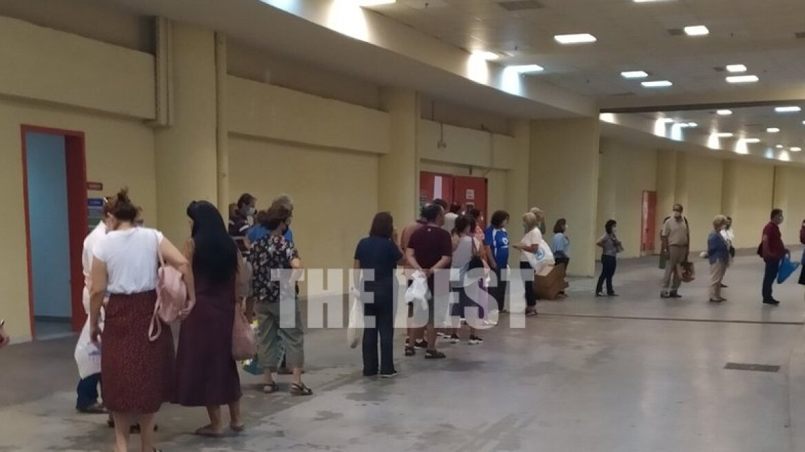 Πάτρα: Ουρές εκπαιδευτικών για να πάρουν μάσκες για τα σχολεία