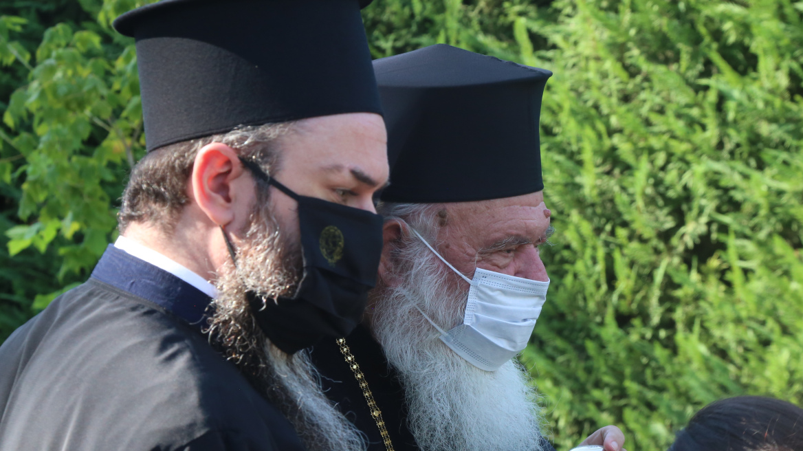 Ιερώνυμος: Με μάσκα στον Αγιασμό παιδικού σταθμού στο Δήλεσι 