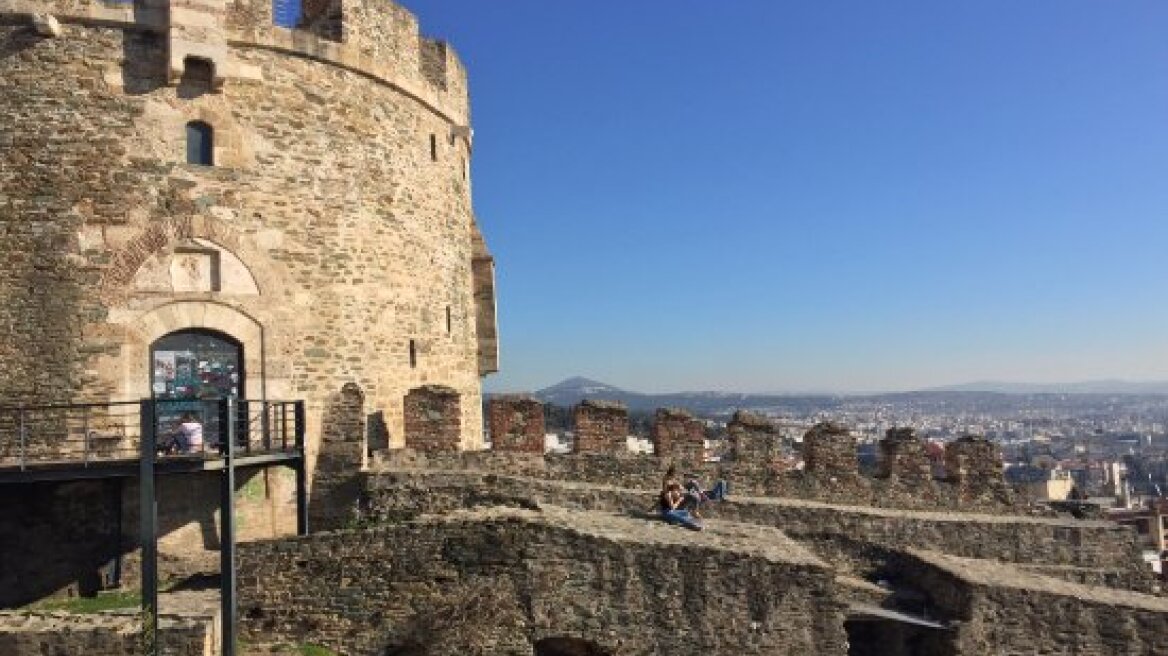 Θεσσαλονίκη: Ένας 23χρονος έπεσε από τον Πύργο του Τριγωνίου στην Άνω Πόλη