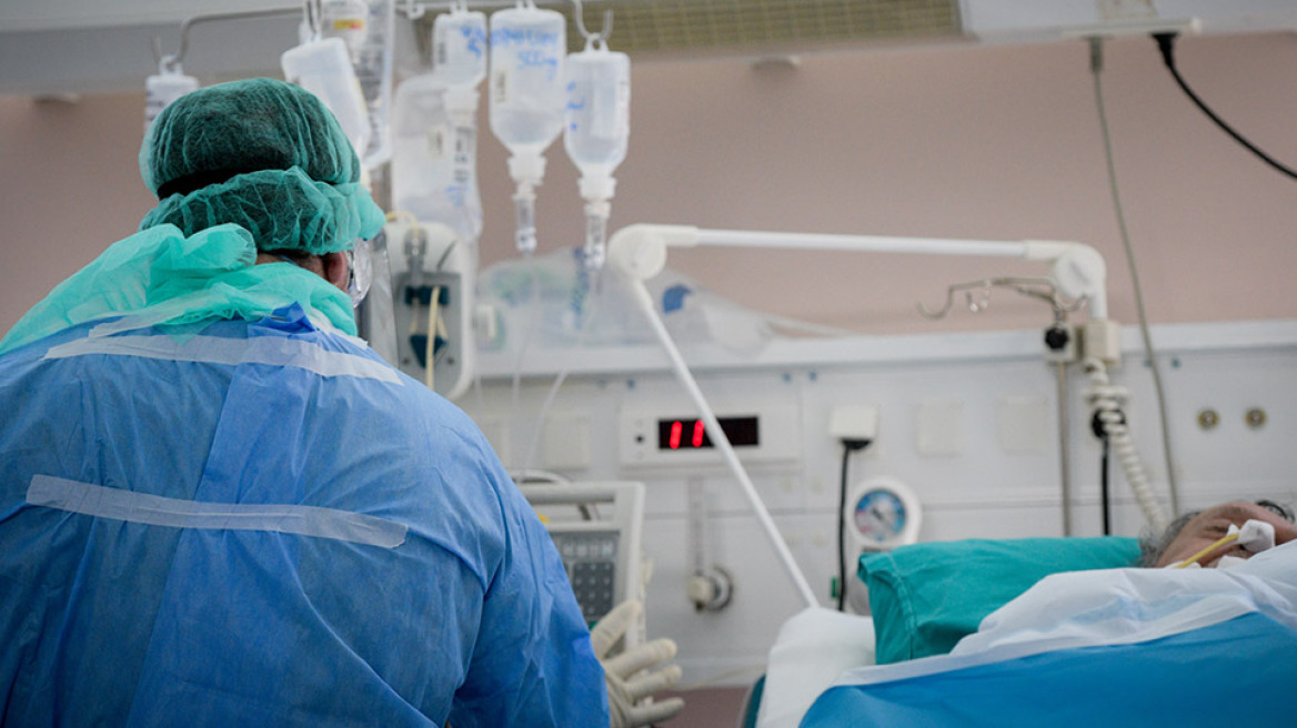 Κορωνοϊός: Πώς φτάσαμε ξανά πάνω από 300 κρούσματα και στην «εκτίναξη» των διασωληνώσεων