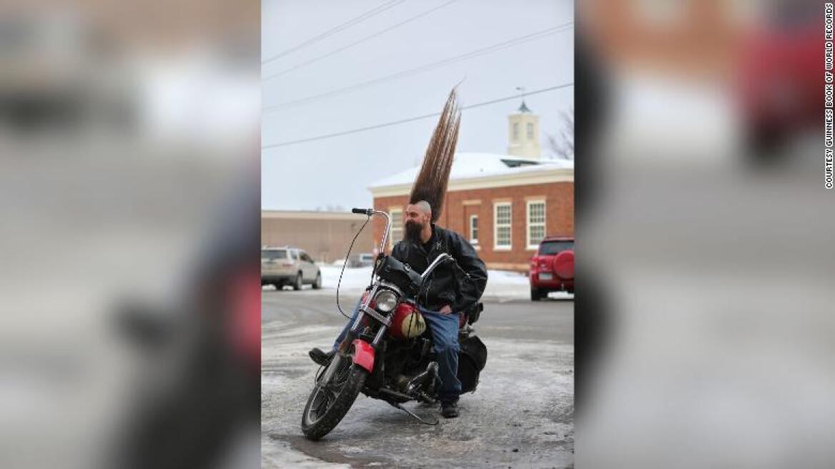 Ρεκόρ Γκίνες για την μεγαλύτερη «μοϊκάνα»: Είναι μήκους 1,08 μέτρα και την έχει Αμερικανός - Δείτε βίντεο