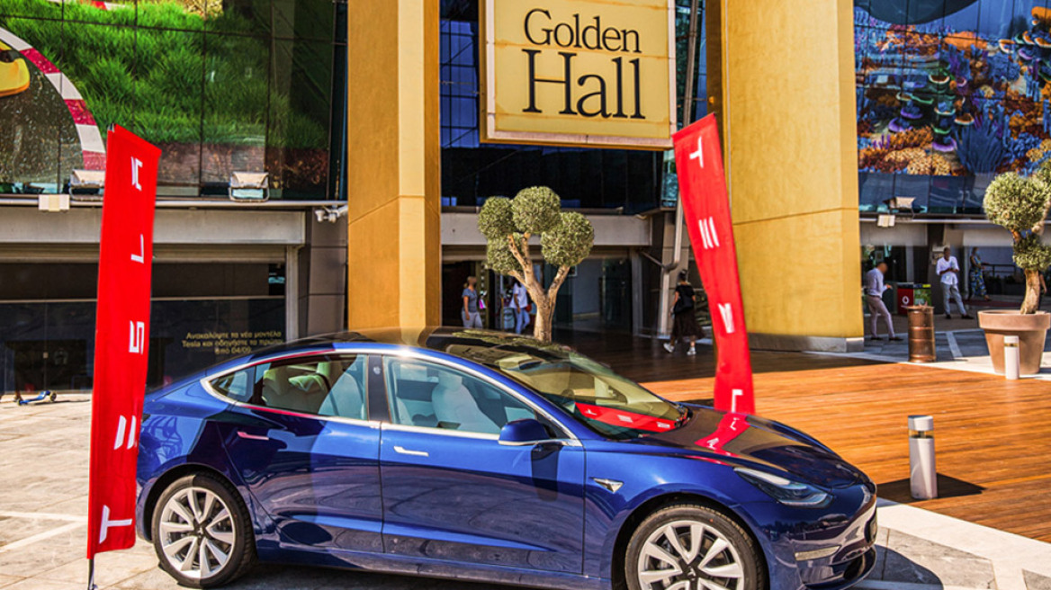 Στο Golden Hall συμβαίνουν απίστευτα πράγματα!