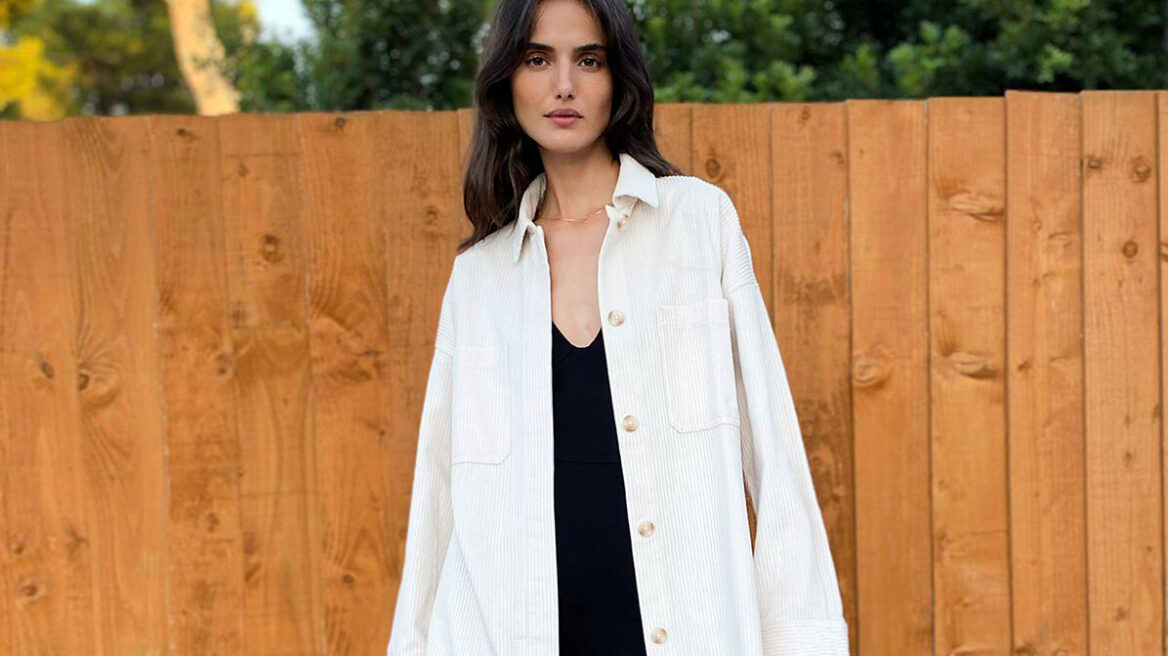 Shacket: Το τέλειο πανωφόρι για τη μετάβαση στο φθινόπωρο