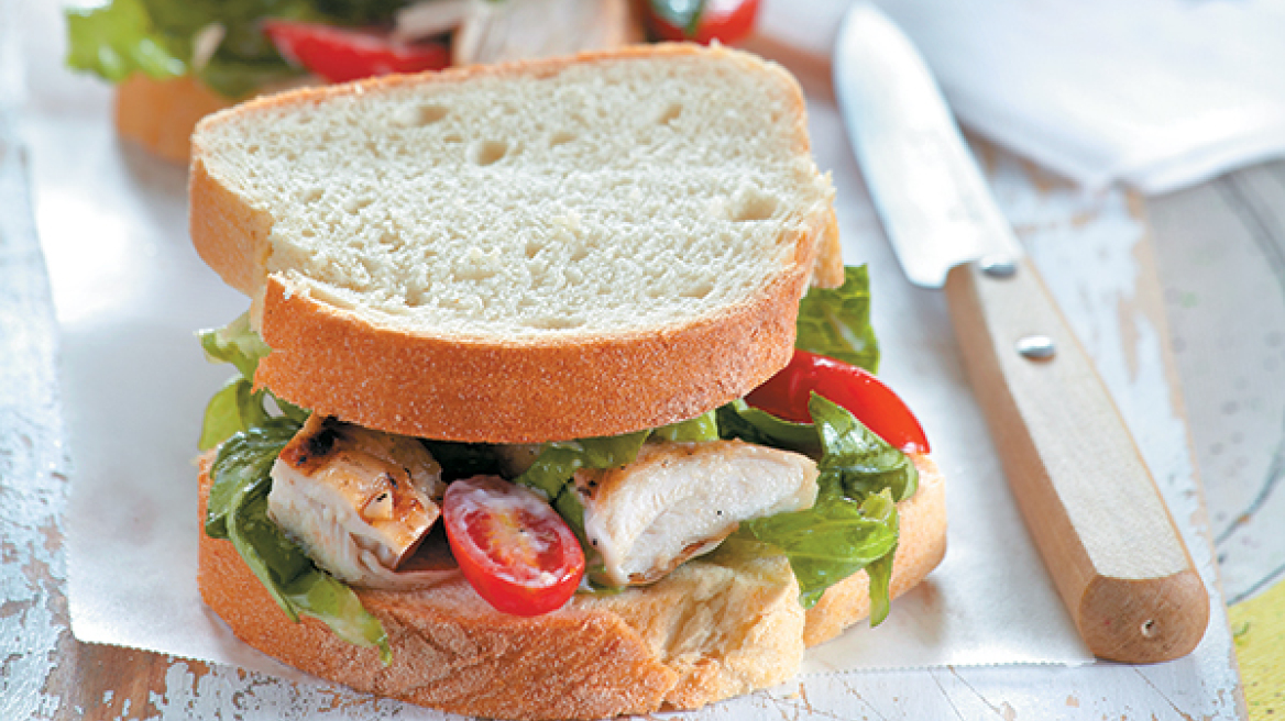 Σάντουιτς γεμιστό με κοτοσαλάτα