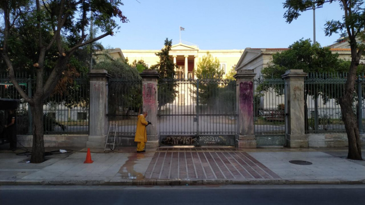 Μεγάλη επιχείρηση στο Πολυτεχνείο: Καθαρίζουν τα γκράφιτι - Δείτε φωτογραφίες και βίντεο