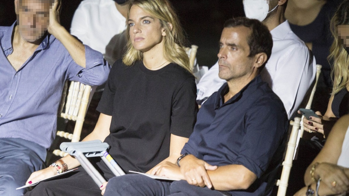 Χρυσή Βαρδινογιάννη: Σπάνια εμφάνιση στο πλευρό του Κωνσταντίνου Μαρκουλάκη με... πατερίτσες