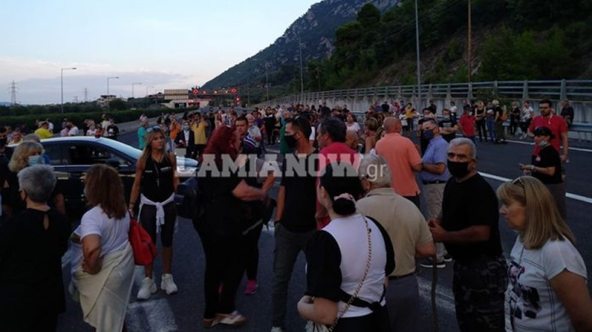 Μεταναστευτικό: Κάτοικοι έκλεισαν την Εθνική Οδό στα Καμένα Βούρλα διαμαρτυρόμενοι για τους πρόσφυγες 
