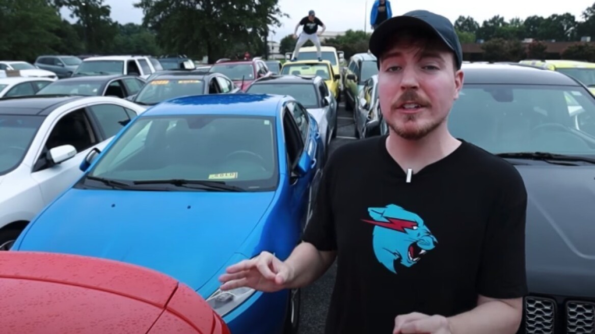 O άνθρωπος που χαρίζει αυτοκίνητα (video)