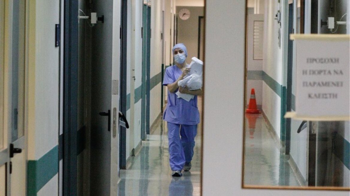 Κορωνοϊός: Έχασε τη μάχη ένας 80χρονος στο Ασκληπιείο Βούλας