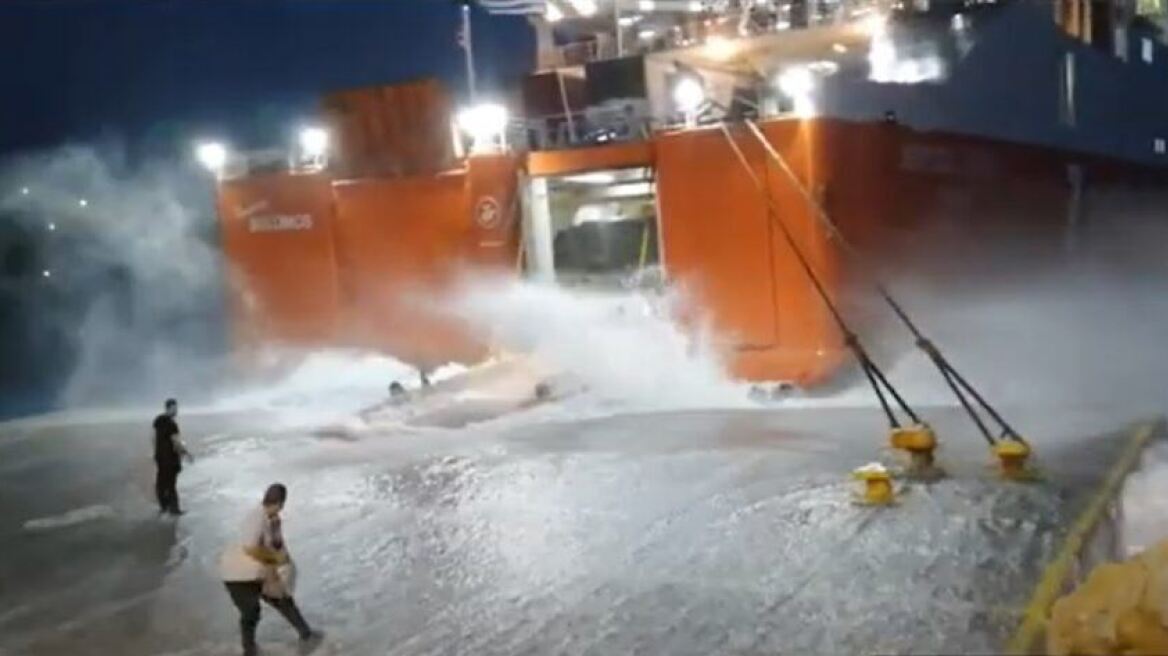 Μάχη από το πλοίο «Διονύσιος Σολωμός» για να δέσει στη Σίκινο - Δείτε βίντεο