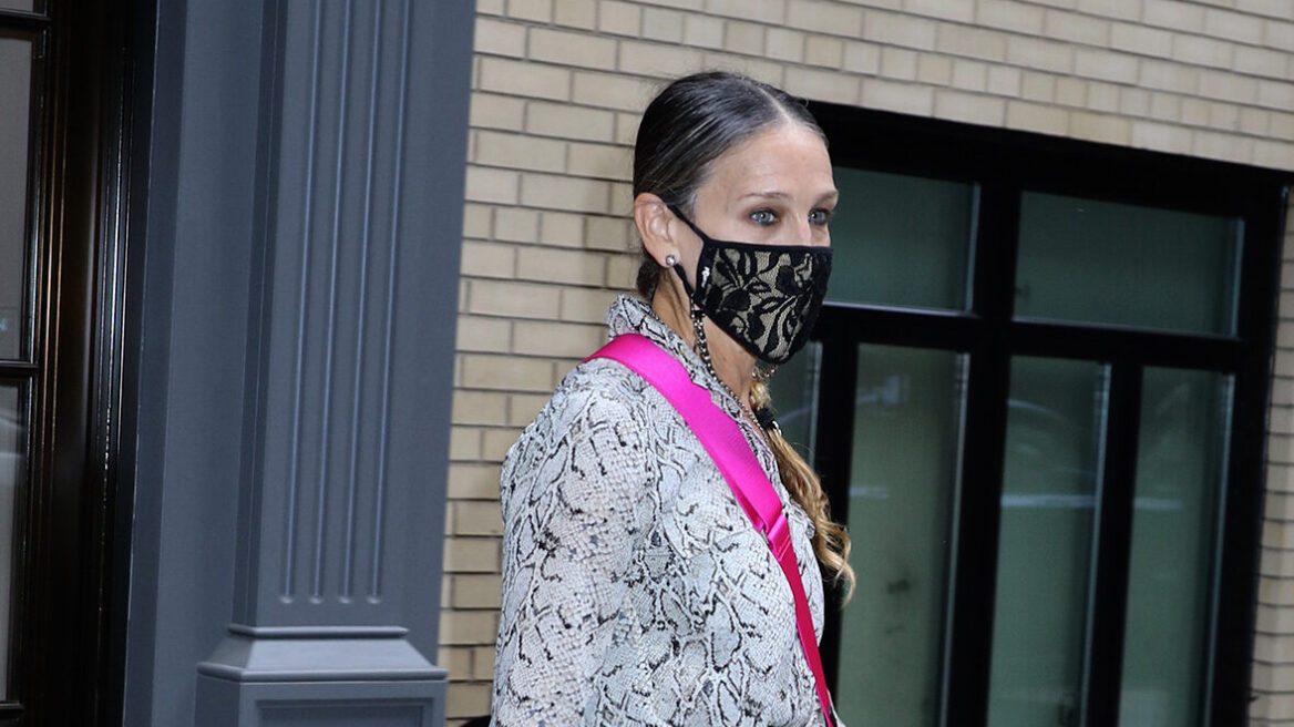 Η Σάρα Τζέσικα Πάρκερ φοράει τη φούστα της σεζόν