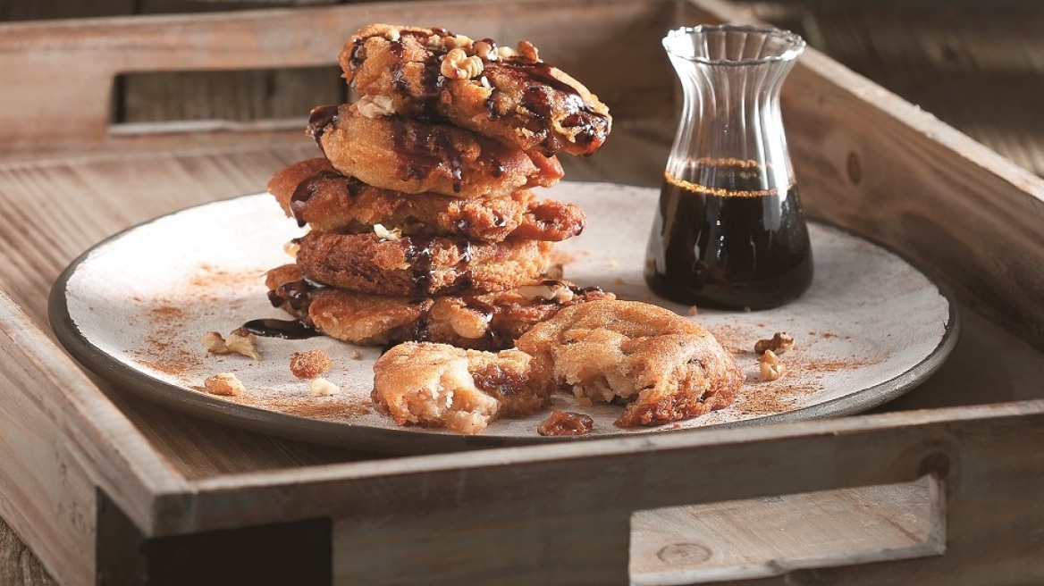 Τηγανίτες μήλου με σταφίδες και πετιμέζι