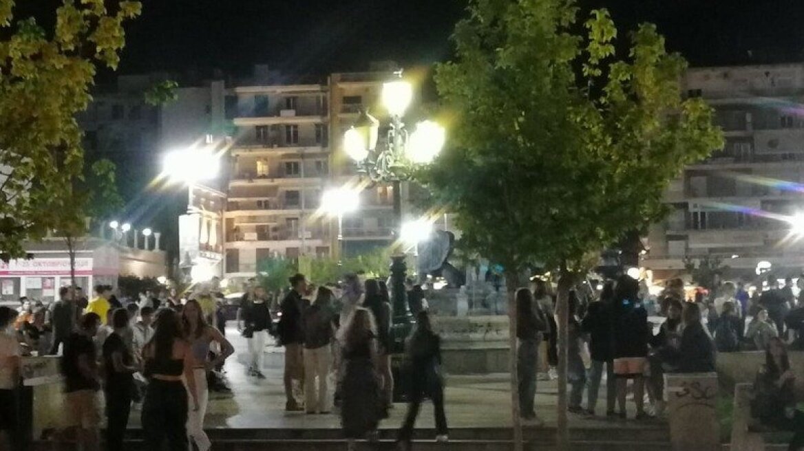 Κορωνοϊός - Πάτρα: «Βούλιαξαν» από κόσμο πεζόδρομοι και πλατείες (φωτο)