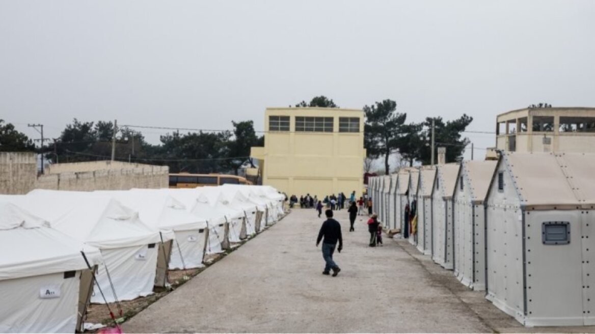 Σε καραντίνα το κέντρο φιλοξενίας προσφύγων στον Σκαραμαγκά