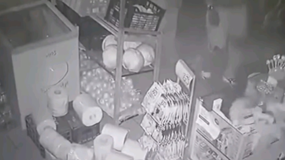 Θεσσαλονίκη: Ληστές μπούκαραν μέσα σε κάβα με αυτοκίνητο