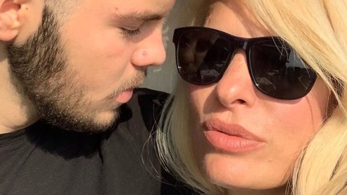 Άγγελος Λάτσιος: Με κοτσίδα και τατουάζ ο γιος της Μενεγάκη