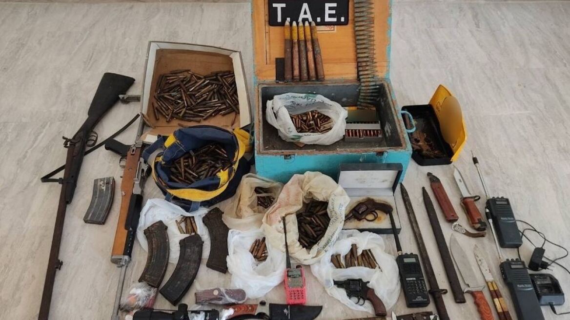 Ηράκλειο: Οπλοστάσιο και ασύρματοι σε αποθήκη στη Μεσαρά