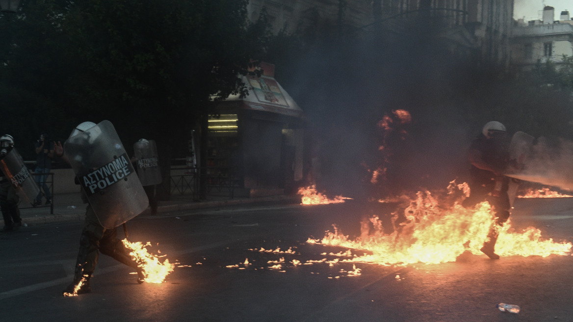 Επίθεση με μολοτόφ σε αστυνομικούς στο Εφετείο