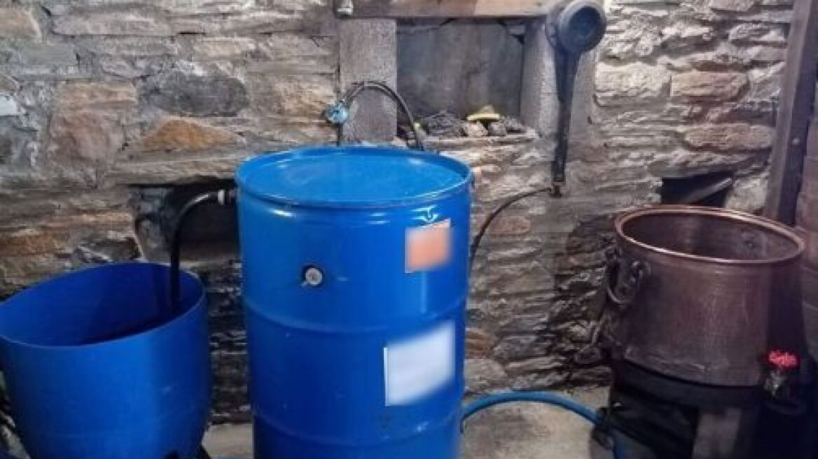 Έστησε παράνομο αποστακτήριο τσίπουρου στον Βόλο