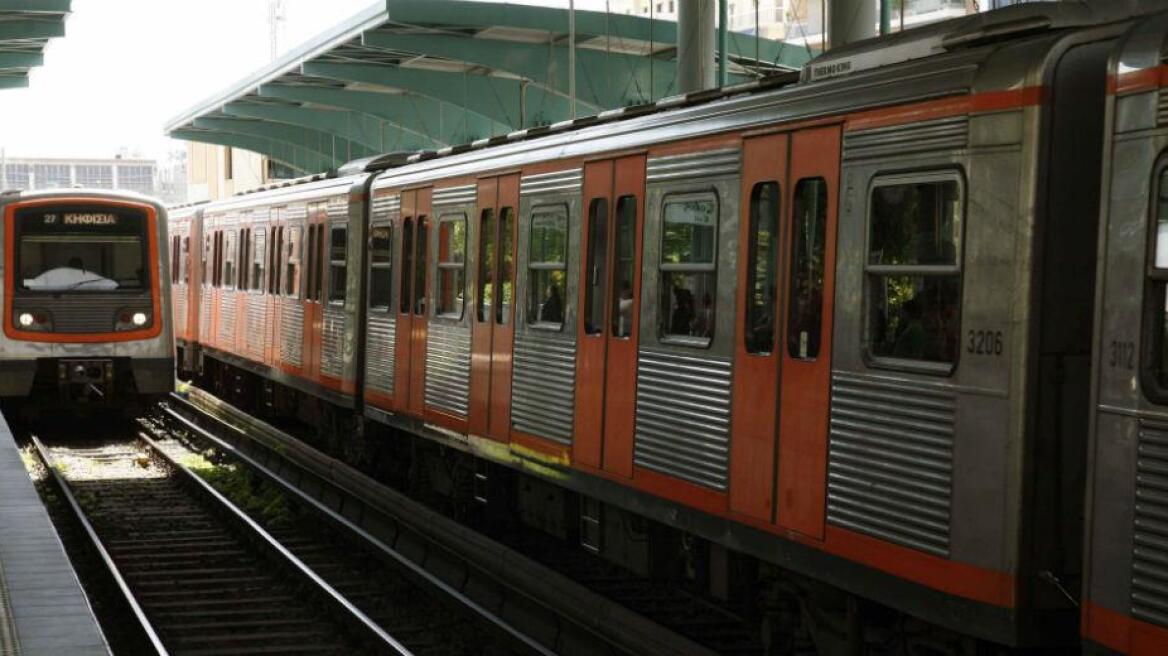 Κακοκαιρία «Ελπίς»-Χιόνια στην Αθήνα: Στο τμήμα Πειραιάς - Ειρήνη διεξάγεται πλέον η κίνηση του ηλεκτρικού