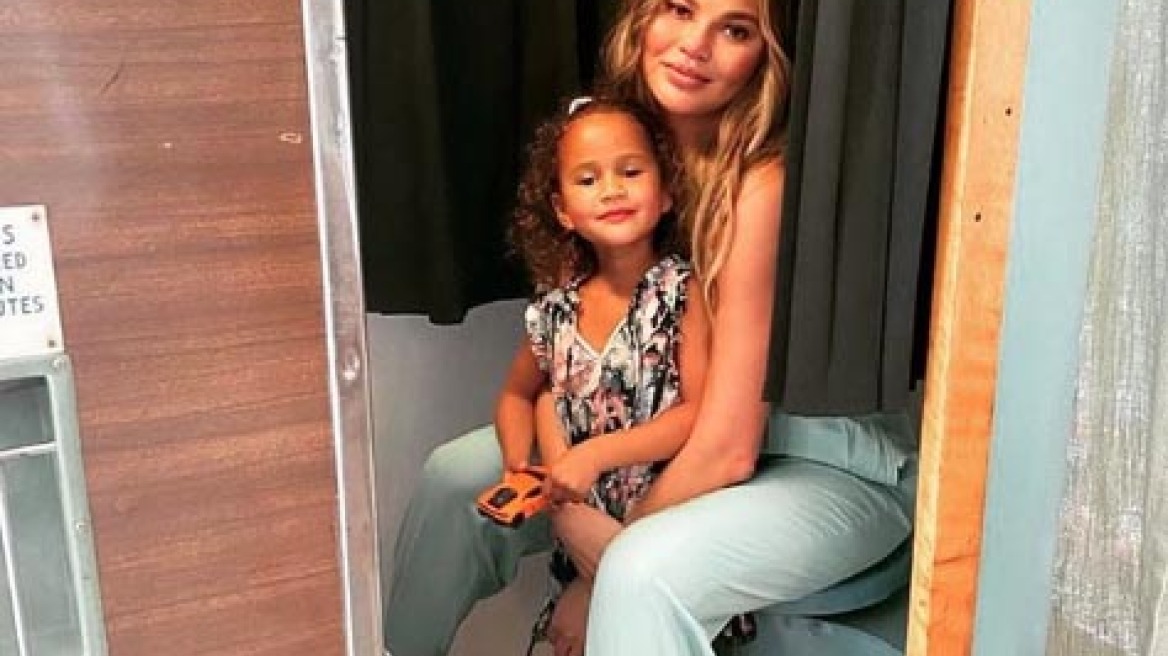 H Chrissy Teigen επιστρέφει στο Instagram μετά την απώλεια του παιδιού της
