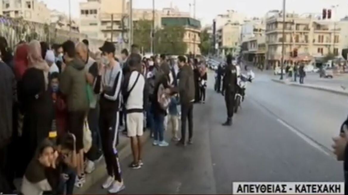 Ουρά και συνωστισμός έξω από την Υπηρεσία Ασύλου