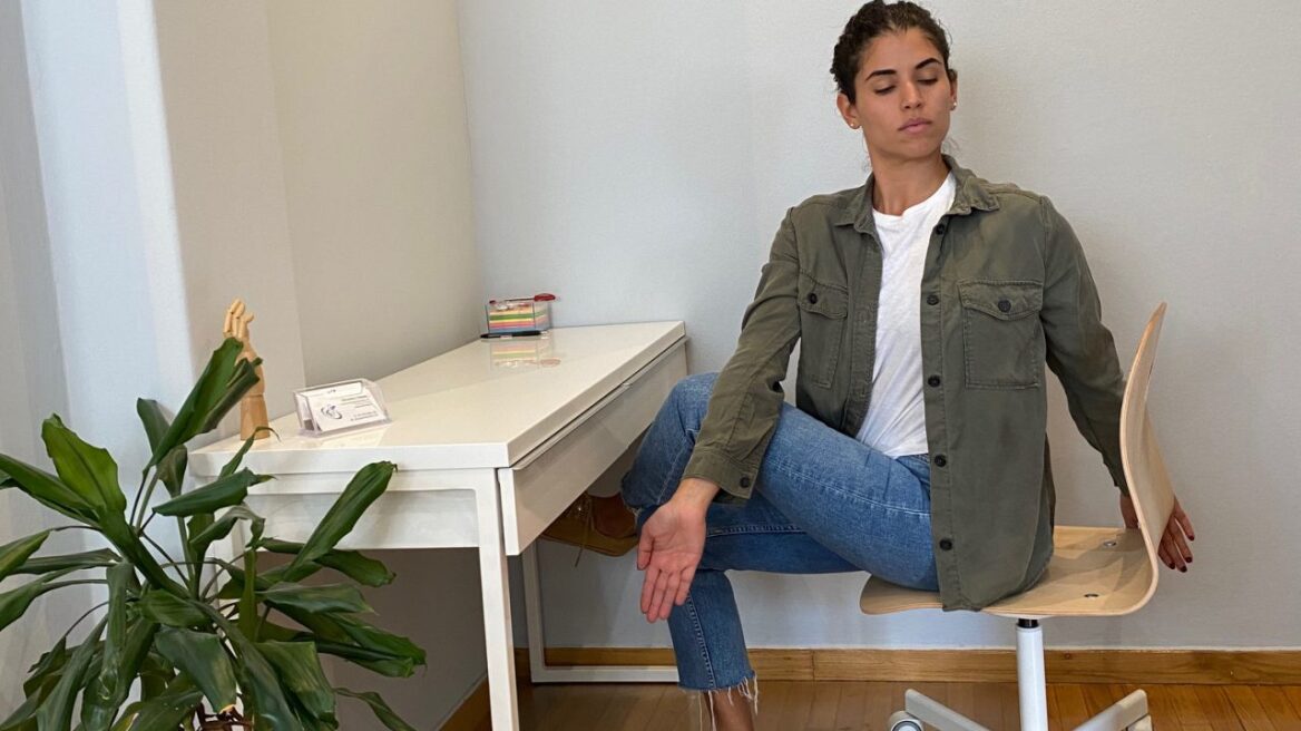 Πιαστήκατε στην καρέκλα; Επτά απλές ασκήσεις που ανακουφίζουν άμεσα