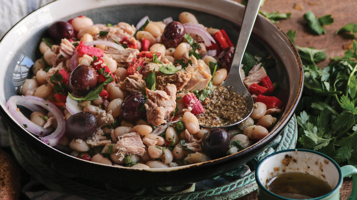 Σαλάτα με φασόλια, τόνο και ελιές